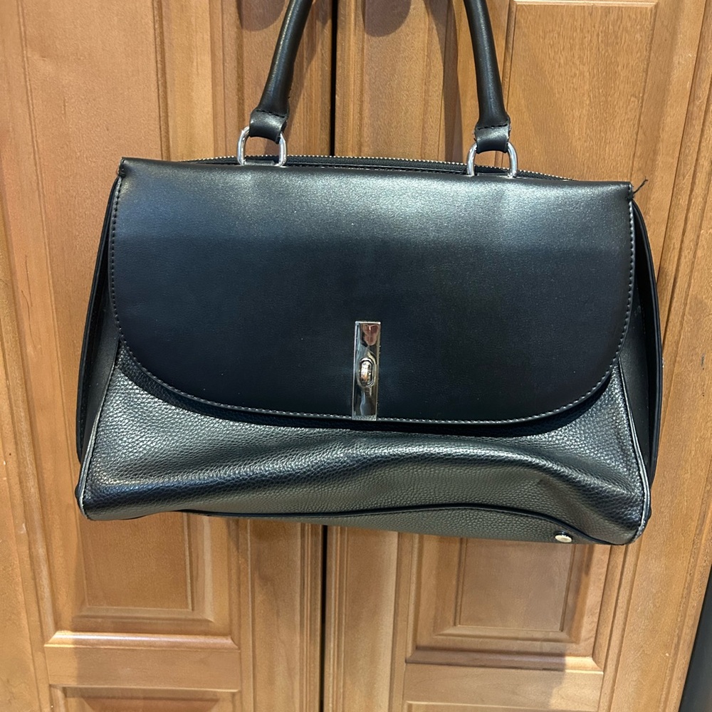 Chelsea 28 Black Handbag